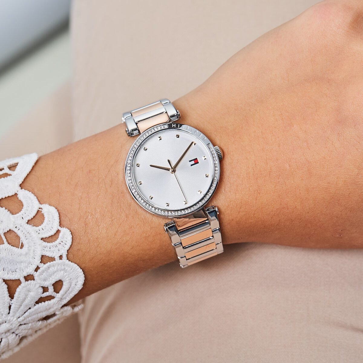 Montre Femme TOMMY HILFIGER – Accessoire raffiné femme – Originale Idée Cadeau pour toutes les occasions à Casablanca, Rabat et partout au Maroc – Montres de Luxe Montre Femme TOMMY HILFIGER – Accessoire raffiné femme – Image 2