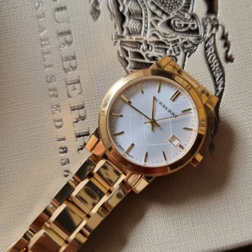Montre Femme Burberry – Design moderne et féminin – Originale Idée Cadeau pour toutes les occasions à Casablanca, Rabat et partout au Maroc – Montres de Luxe Montre Femme Burberry – Design moderne et féminin Originale au Maroc | Livraison à Casablanca, Rabat, Fès – Montres de Luxe