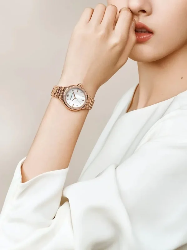Montre Femme EMPORIO ARMANI AR11523 – profondeur élégante – Originale Idée Cadeau pour toutes les occasions à Casablanca, Rabat et partout au Maroc – Montres de Luxe Montre Femme EMPORIO ARMANI AR11523 – profondeur élégante – Image 6